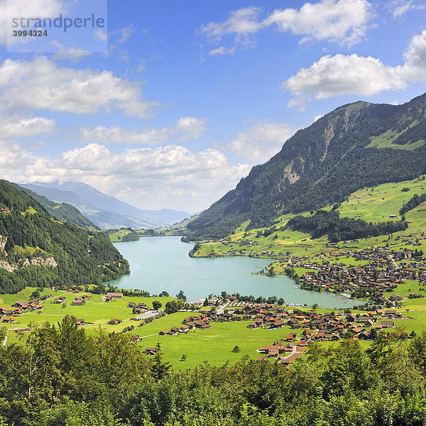 Lungerer See  Lungernsee oder Lungerensee im Sarneraatal  ein Naturstausee unterhalb vom Brünigpass  Kanton Obwalden  Schweiz  Europa