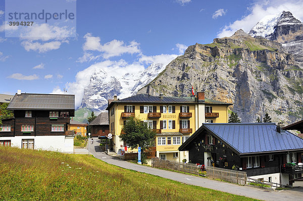 Das traditionelle und autofreie Bergdorf Mürren im Berner Oberland  dahinter der Eiger  Kanton Bern  Schweiz  Europa