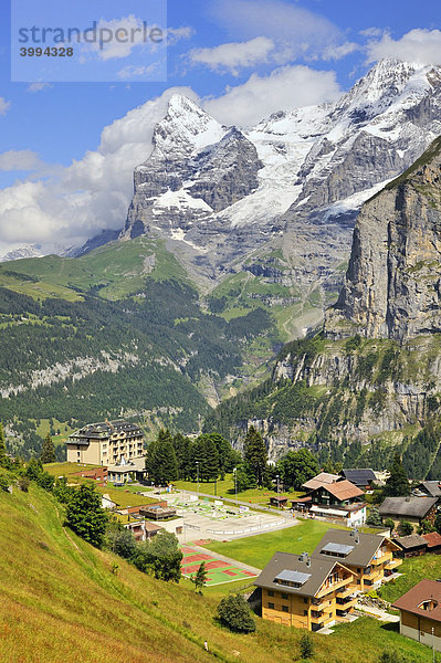 Das traditionelle und autofreie Bergdorf Mürren im Berner Oberland  dahinter der Eiger und Mönch  Kanton Bern  Schweiz  Europa