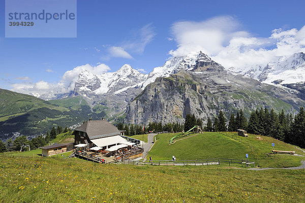 Blick vom Allmendhubel zum Berggasthaus und auf das Dreigestirn Eiger  Mönch und Jungfrau im Berner Oberland  Kanton Bern  Schweiz  Europa