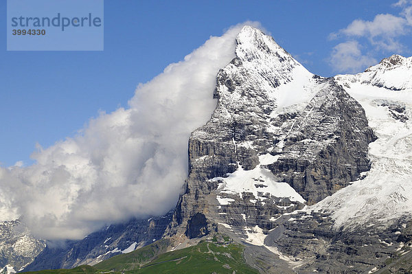 Eine Wolke hängt in der Nordwand vom Eiger  Kanton Bern  Schweiz  Europa