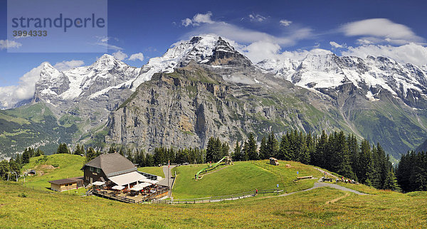 Panoramablick vom Allmendhubel zum Berggasthaus und auf das Dreigestirn Eiger  Mönch und Jungfrau im Berner Oberland  Kanton Bern  Schweiz  Europa