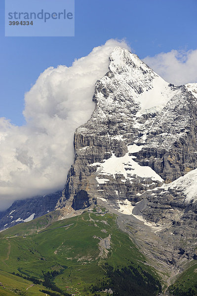 Eine Wolke hängt in der Nordwand vom Eiger  Kanton Bern  Schweiz  Europa