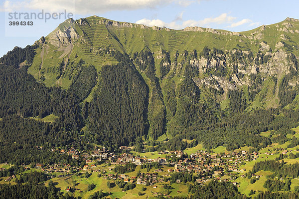 Blick in das Lauterbrunner Tal mit dem Dorf Wengen  darüber der Männlichen  2343m  Kanton Bern  Schweiz  Europa