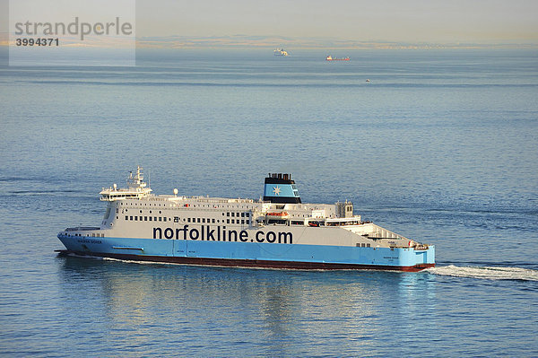 Britisches Fährschiff hält Kurs von Dover nach Calais  Grafschaft Kent  England  Großbritannien  Europa
