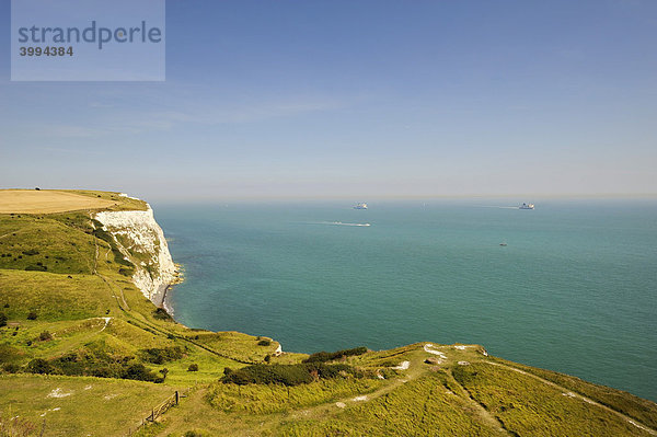 Blick auf die Kreidefelsen von Dover und über den Ärmelkanal  Grafschaft Kent  England  Großbritannien  Europa