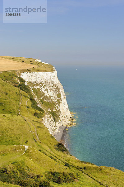 Blick auf die Kreidefelsen von Dover  Grafschaft Kent  England  Großbritannien  Europa