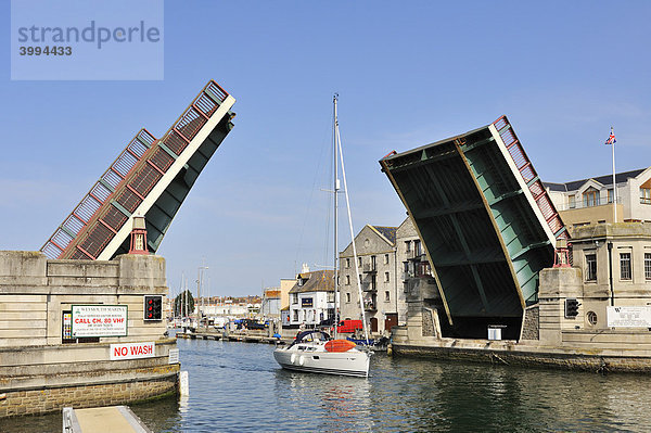 Klappbrücke im Hafen von Weymouth  Grafschaft Dorset  England  Großbritannien  Europa