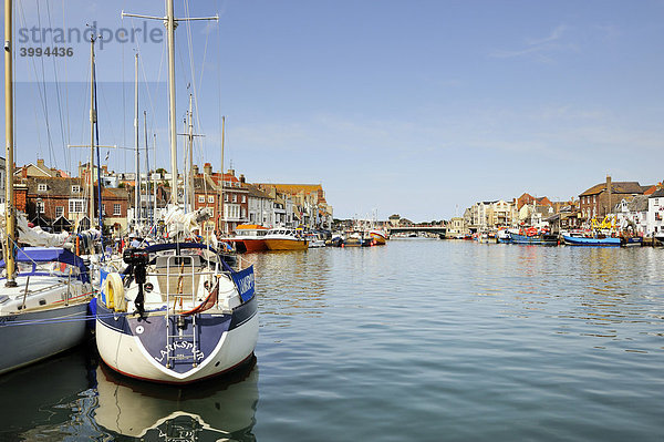 Segelboote liegen im alten Hafen von Weymouth  Grafschaft Dorset  England  Großbritannien  Europa