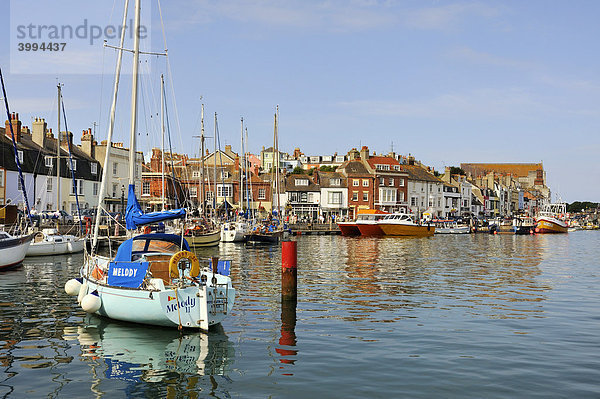 Segelboote liegen im alten Hafen von Weymouth  Grafschaft Dorset  England  Großbritannien  Europa