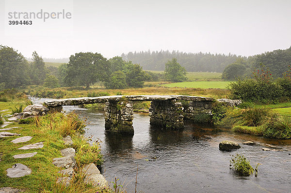 Alte Brücke aus Granitplatten oder Clapper Bridge über dem Fluss Dart  Dartmoor Nationalpark  Grafschaft Devon  England  Großbritannien  Europa