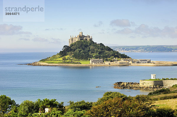 St. Michael's Mount  eine Gezeiteninsel vor dem Ort Marazion  Grafschaft Cornwall  England  Großbritannien  Europa