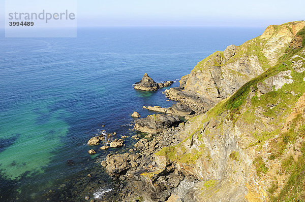 Felsklippen von Hell's Mouth an der Atlantikküste der Grafschaft Cornwall  England  Großbritannien  Europa