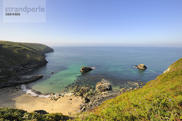 Steilküste und Bucht von Hell's Mouth an der Atlantikküste der Grafschaft Cornwall  England  Großbritannien  Europa