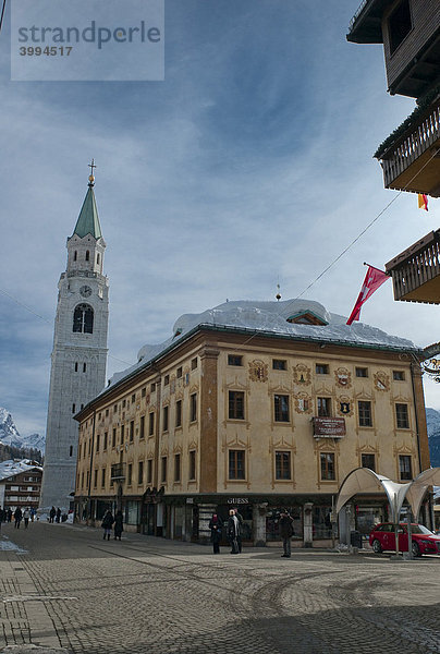 Die Altstadt  hinten die Kirche Parrocheale di St. Phillippo & Giacomo  Cortina D'Ampezzo  Dolomiten  Südtirol  Italien