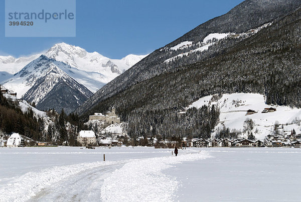 Sand in Taufers mit der Burg Taufers  im Winter  hinten Skigebiet Speikboden  Ahrntal  Südtirol  Italien