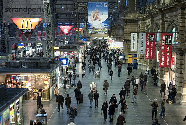 Menschenmassen im Frankfurter Hauptbahnhof  Frankfurt  Hessen  Deutschland