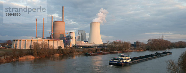 Frachtschiff vor dem Staudinger Kraftwerk  betrieben vom Energiekonzern EON  am Main  Großkrotzenburg  Hessen  Deutschland