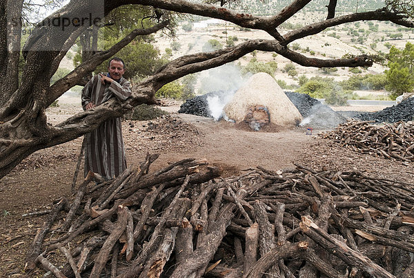 Köhler mit Holzkohlemeiler  Marokko  Afrika