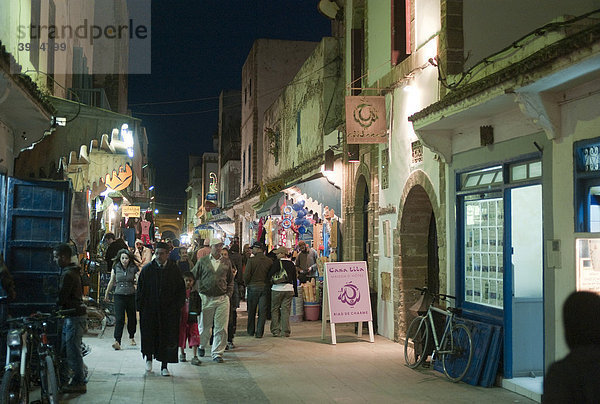 Straßenszene nachts  Altstadt Essaouira  Marokko  Africa