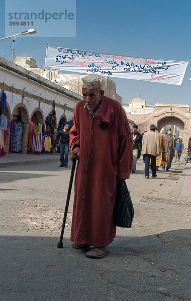 Alter Mann im Kaftan  Essaouira  Marokko  Afrika