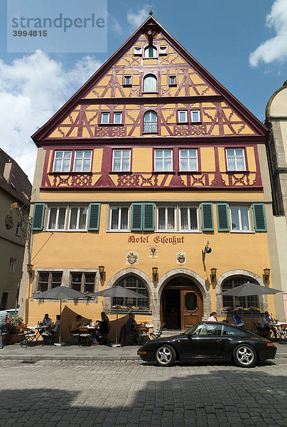 Geschäfte  Restaurants  Fachwerkhäuser  Herrngasse  Rothenburg ob der Tauber  Bayern  Deutschland  Europa