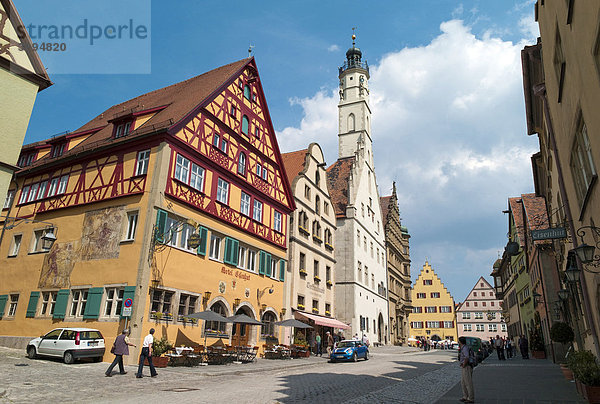 Geschäfte  Restaurants  Fachwerkhäuser  Herrngasse  Rothenburg ob der Tauber  Bayern  Deutschland  Europa