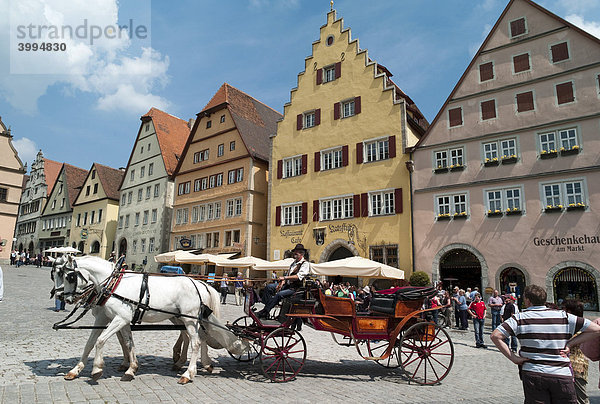 Marktplatz mit Pferdefuhrwerk für Touristen  Rothenburg ob der Tauber  Bayern  Deutschland  Europa