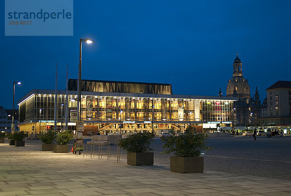 Kulturpalast  hinten Frauenkirche  Wahrzeichen der Stadt  Dresden  Sachsen  Deutschland  Europa