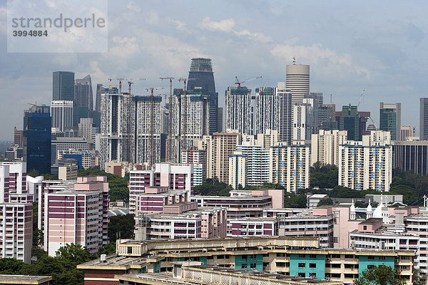 Singapur Skyline  Hochhäuser mit preiswerten Wohnungen  hinten das teure zentrale Geschäftsgebiet  Singapur  Asien