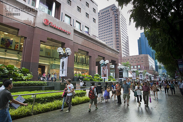 Touristen und Einheimische beim Einkaufen  Orchard Road  Singapur  Südostasien