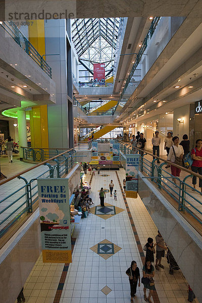 Touristen und Einheimische beim Einkaufen in einem Shoppingcenter  Orchard Road  Singapur  Südostasien