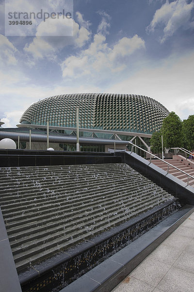 Kulturzentrum  2002  die Architektur gleicht der Durianfrucht  Marina Bay Singapur  Südostasien