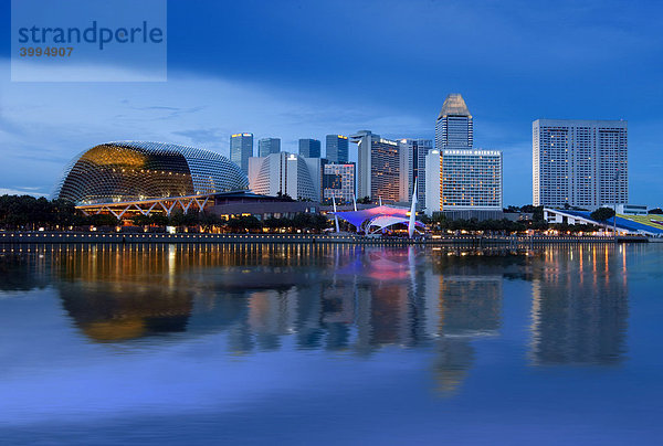 Singapur Skyline  Marinabay  Esplanade drive  hinten Esplanade - Theatres on the Bay  Kulturzentrum  Pan Pacific  Mandarin Oriental  Conrad  Meritus  Singapur  Südostasien