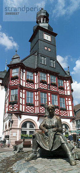 Rathaus Lorsch mit gusseisernem Brunnen  Lorsch  Hessen  Deutschland  Europa