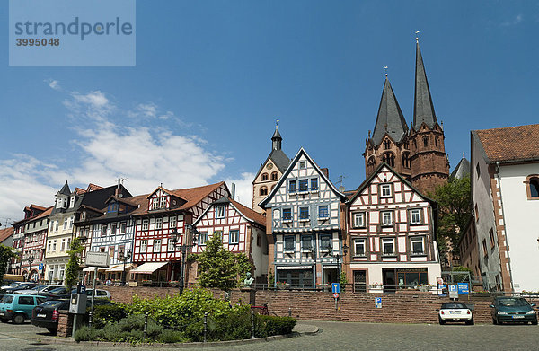 Marktplatz  hinten Marienkirche  Wahrzeichen der Stadt Gelnhausen  Hessen  Deutschland  Europa