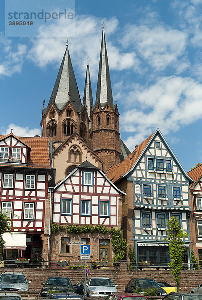 Fachwerkhäuser  hinten Marienkirche  Wahrzeichen der Stadt Gelnhausen  Hessen  Deutschland  Europa