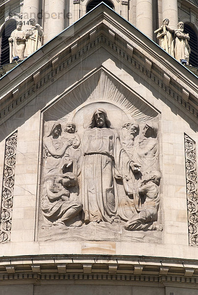 Evangelische neubarocke Pfarrkirche CHRISTUSKIRCHE  Hochrelief einer Christusdarstellung über dem Eingang  Mannheim  Baden-Württemberg  Deutschland  Europa