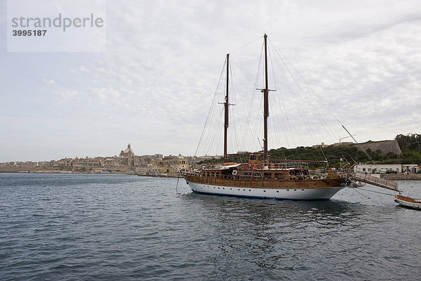Touristenboot für Hafenrundfahrten um Valletta  hinten Blick auf St Pauls Kirche  Valletta  Malta  Europa