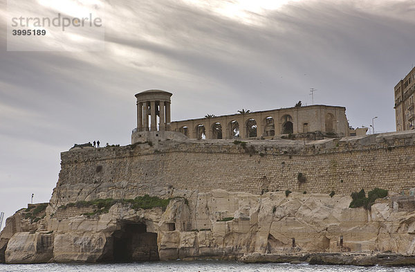 Blick auf die Hafeneinfahrt und Lower Barracca Gardens zum Grand Harbour bei Gewitter  Valletta  Malta  Europa