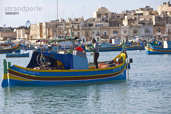 Traditionelles maltesisches Fischerboot  auch Luzzu genannt  Hafen von Marsaxlokk  Malta  Europa