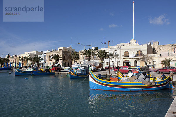 Traditionelle maltesische Fischerboote  auch Luzzu genannt  Hafen von Marsaxlokk  Malta  Europa