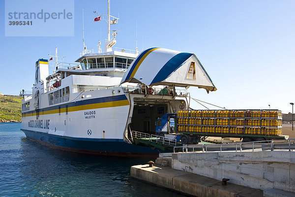 Fähre aus Malta wird mit Fahrzeugen mit Gefahrgütern beladen  Hafen von Mgarr  Mgarr  Gozo  Malta  Europa