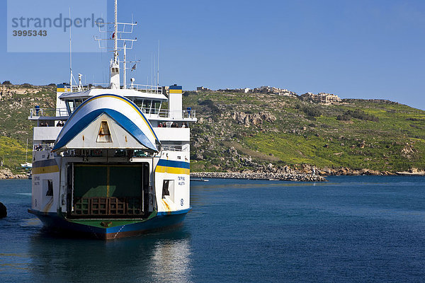 Eine Fähre aus Malta legt im Hafen Mgarr von Gozo an  Mgarr  Gozo  Malta  Europa