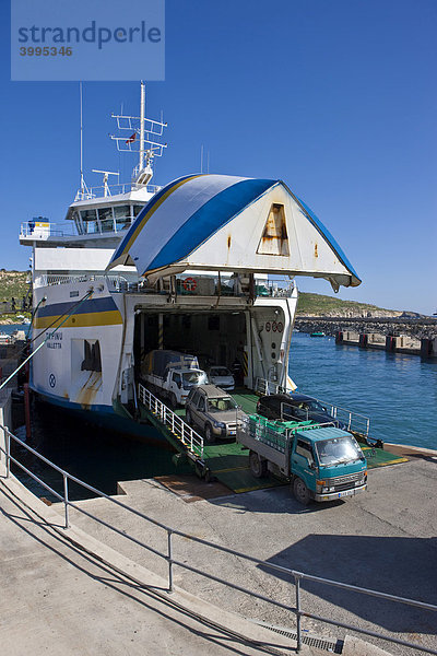Eine Fähre aus Malta legt im Hafen Mgarr von Gozo an und entlädt Lastkraftwagen  Mgarr  Gozo  Malta  Europa