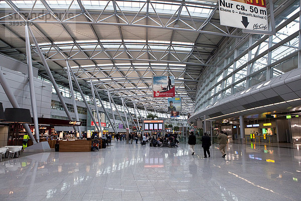 Abflughalle am Flughafen Düsseldorf  Düsseldorf  Nordrhein-Westfalen  Deutschland  Europa