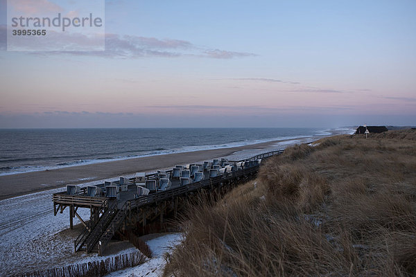 Strandkörbe stehen im Winter auf einer Plattform  Rotes Kliff  Kampen  Sylt  nordfriesische Insel  Schleswig-Holstein  Deutschland  Europa