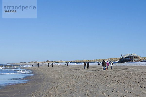 Spaziergänger am Strand  hinten das Grand Plage  Kampen  Sylt  nordfriesische Insel  Schleswig-Holstein  Deutschland  Europa