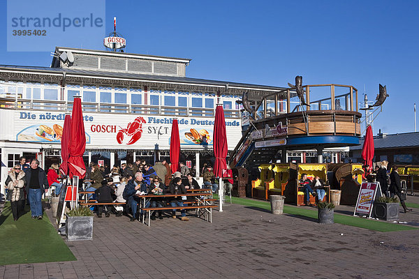 Das Fischrestaurant Gosch  Touristen sitzen in der Sonne  List  Sylt  nordfriesische Insel  Schleswig-Holstein  Deutschland  Europa