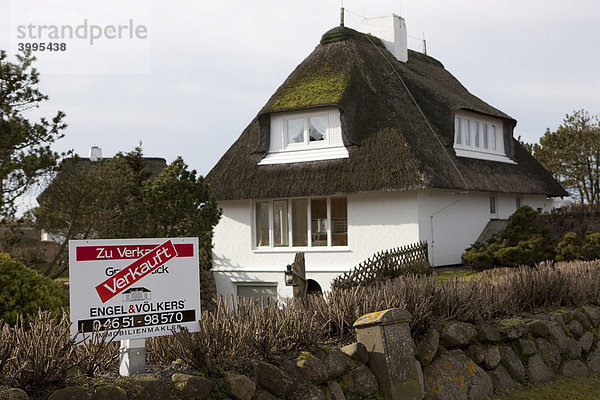Typisches Reetdachhaus  Schild Verkauft  Sylt  nordfriesische Insel  Schleswig-Holstein  Deutschland  Europa